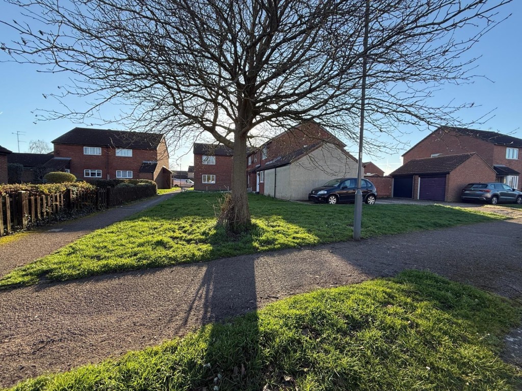 Lot: 69 - PARCELS OF FREEHOLD LAND SITUATED IN A RESIDENTIAL LOCATION - Alternative view of land opposite Enborne Close